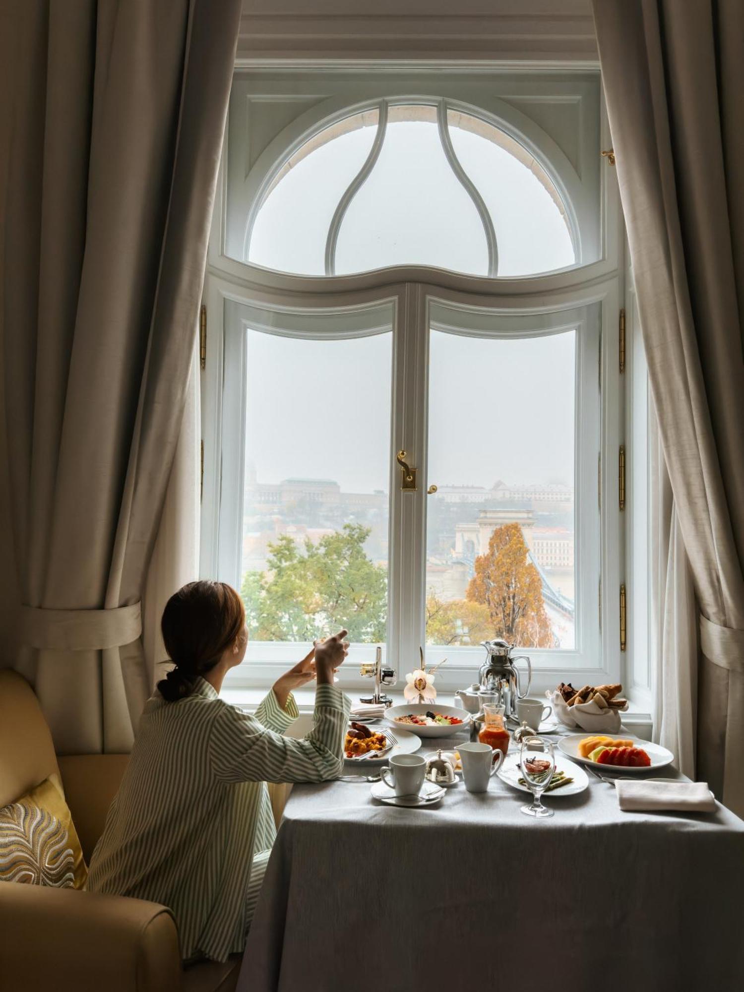 Four Seasons Hotel Gresham Palace Budapest Bagian luar foto